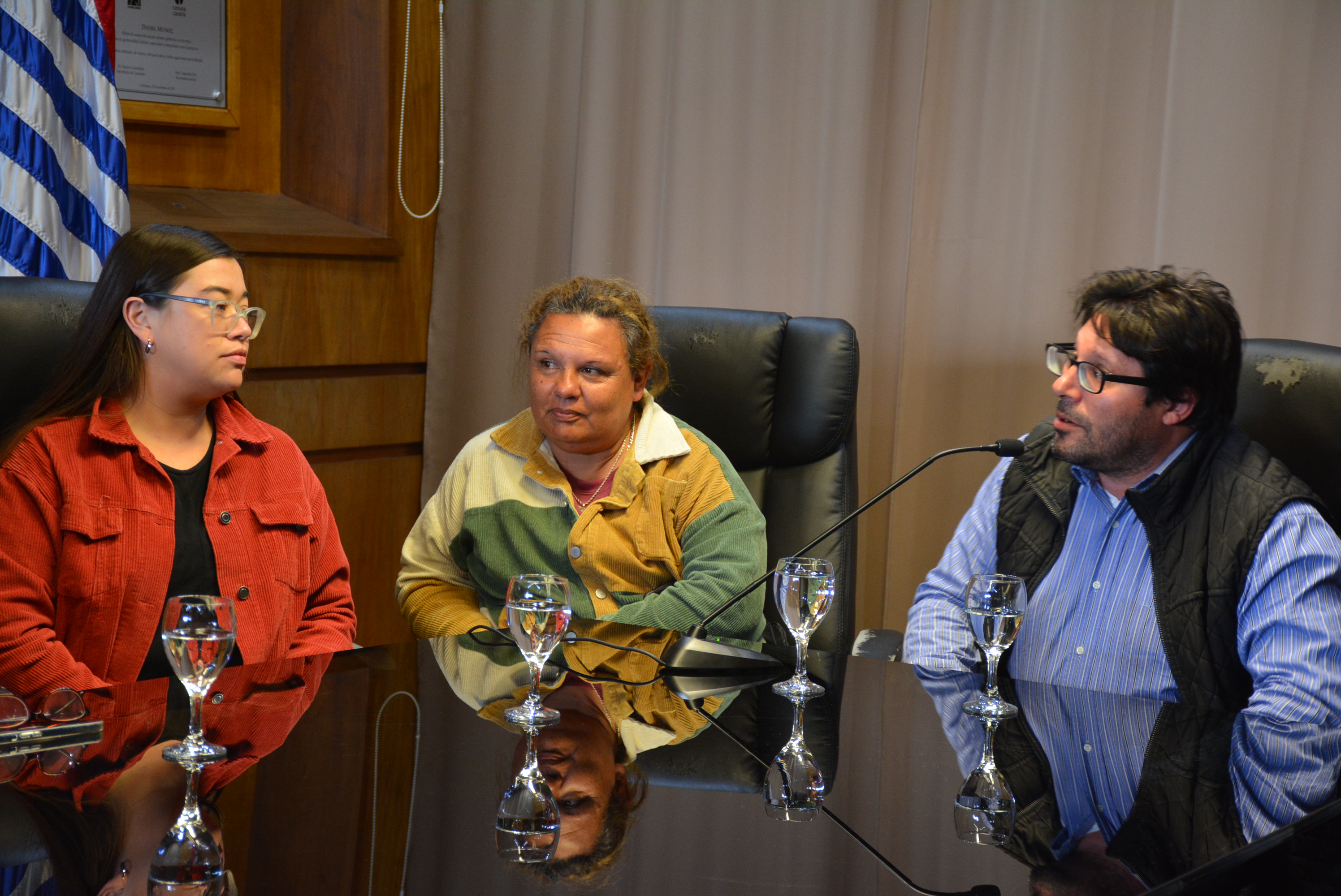 Secretaria del Interior del PIT-CNT, Mariana Píriz, y dirigentes de la UNATRA, María Flores y Germán González, en el lanzamiento del Día Nacional del Trabajador y la Trabajadora Rural, que se celebrará en Canelones.