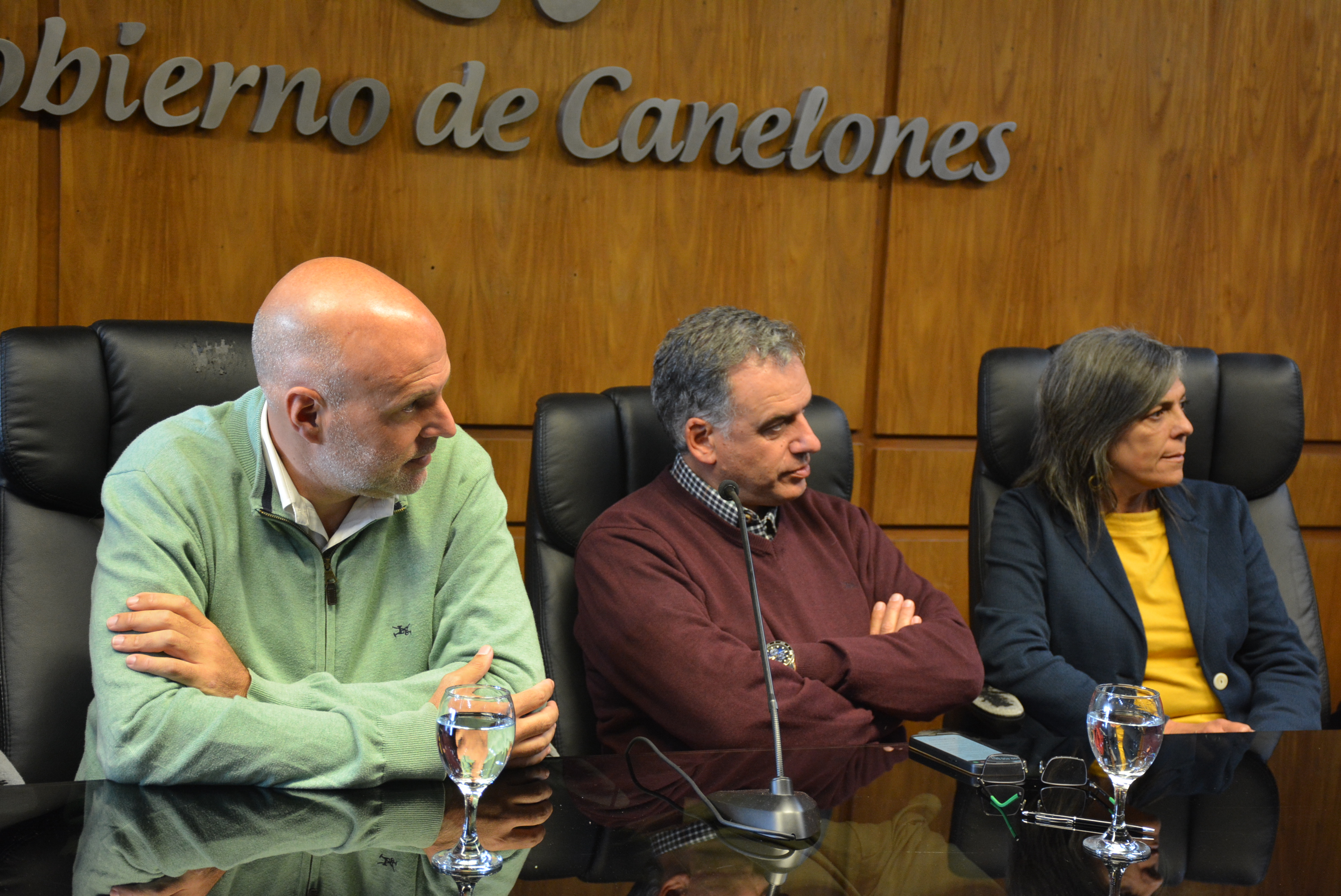 Secretario General, Dr. Esc. Francisco Legnani, el Intendente de Canelones, Prof. Yamandú Orsi, y la Pro Secretaria General, Lic. Silvana Nieves,en el lanzamiento del Día Nacional del Trabajador y la Trabajadora Rural, que se celebrará en Canelones.