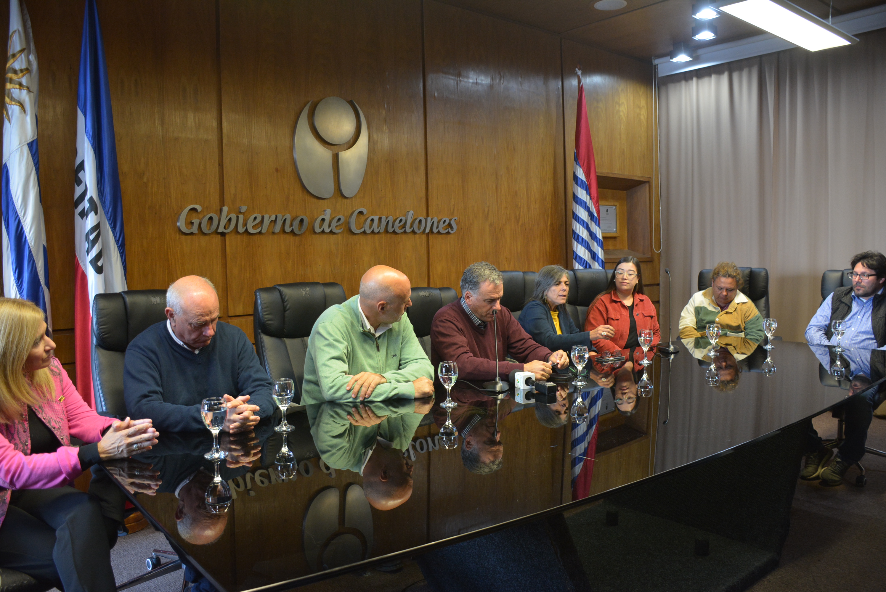 De izq. a der.: Integrante del Gabinete Productivo, Claudia Sánchez, Director de la Agencia de Desarrollo Rural, Ing. Agr. Pablo González, Secretario General, Dr. Esc. Francisco Legnani, Intendente de Canelones, Prof. Yamandú Orsi, Pro Secretaria General, Lic. Silvana Nieves, Secretaria del Interior del PIT-CNT, Mariana Píriz, y dirigentes de la UNATRA, María Flores y Germán González, en el lanzamiento del Día Nacional del Trabajador y la Trabajadora Rural, que se celebrará en Canelones.