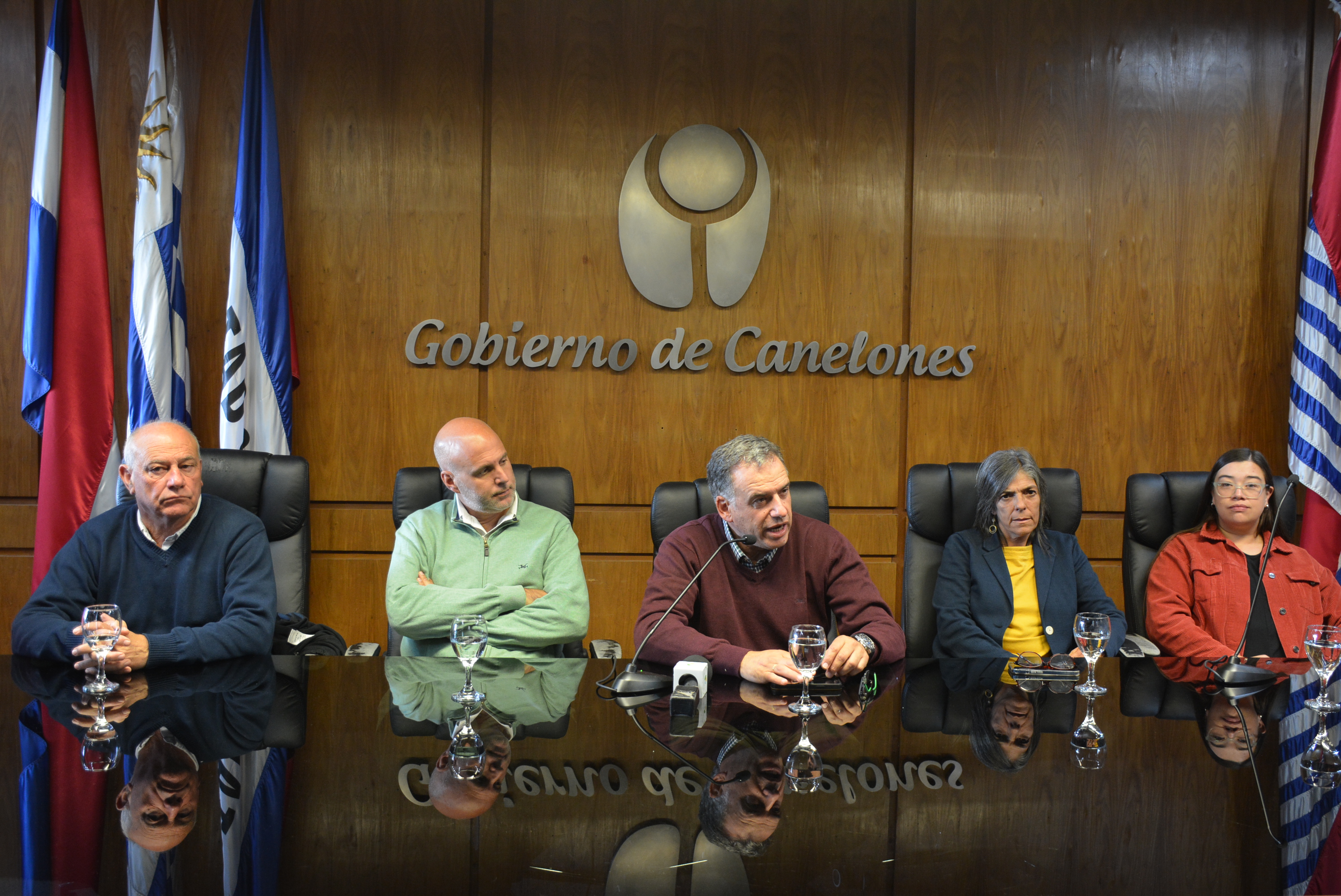 De izq. a der.: Director de la Agencia de Desarrollo Rural, Ing. Agr. Pablo González, Secretario General, Dr. Esc. Francisco Legnani, Intendente de Canelones, Prof. Yamandú Orsi, Pro Secretaria General, Lic. Silvana Nieves, y la Secretaria del Interior del PIT-CNT, Mariana Píriz, en el lanzamiento del Día Nacional del Trabajador y la Trabajadora Rural, que se celebrará en Canelones.