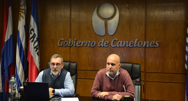 El Director de Relaciones Internacionales de Canelones, Edison Lanza, y el Secretario General de la Intendencia de Canelones, Francisco Legnani, en diálogo bilateral entre el Gobiernos de Canelones y Quilmes.