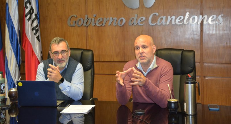 El Director de Relaciones Internacionales de Canelones, Edison Lanza, y el Secretario General de la Intendencia de Canelones, Francisco Legnani, en diálogo bilateral entre el Gobiernos de Canelones y Quilmes.