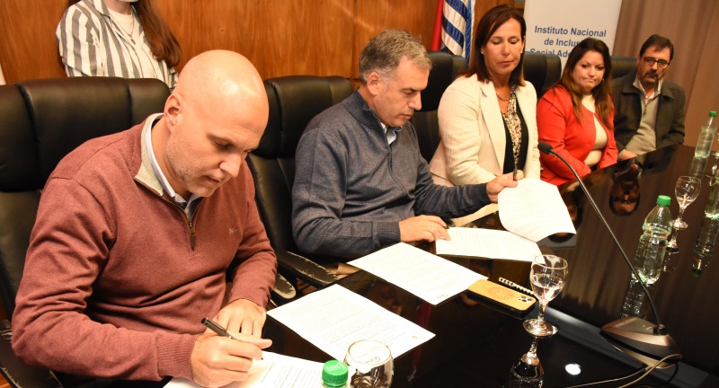 Autoridades de la Intendencia y de INISA en la firma de convenio entre la Intendencia e INISA en la Sala de Actos Daniel Muñóz del Palacio Municipal.