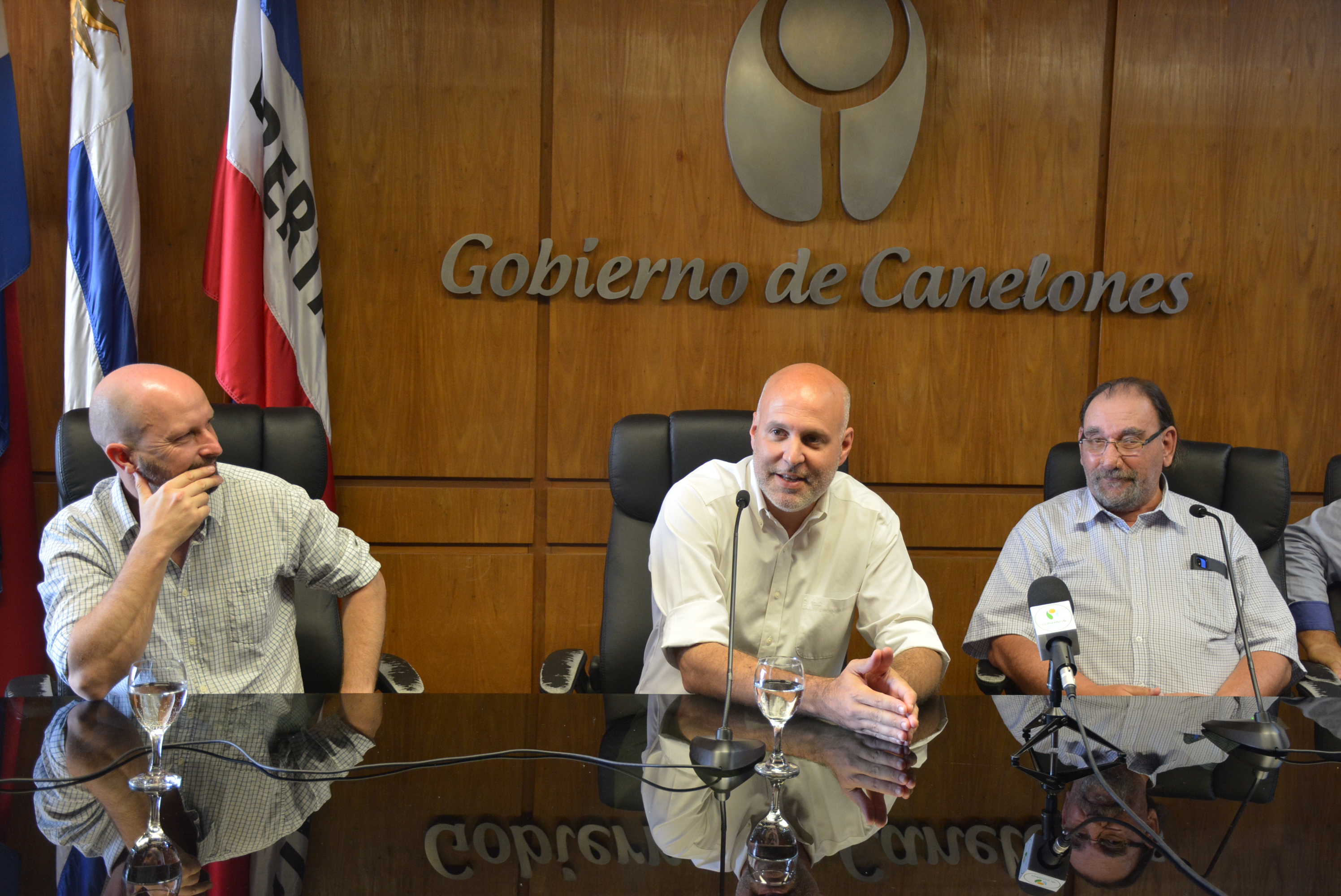 Director General de Cultura, Sergio Machín, Secretario General del Gobierno de Canelones, Dr. Esc. Francisco Legnani, Presidente de ACADEM, Tabaré Petronio, en la firma de convenio entre la Intendencia de Canelones y la Asociación de Músicos de Canelones.