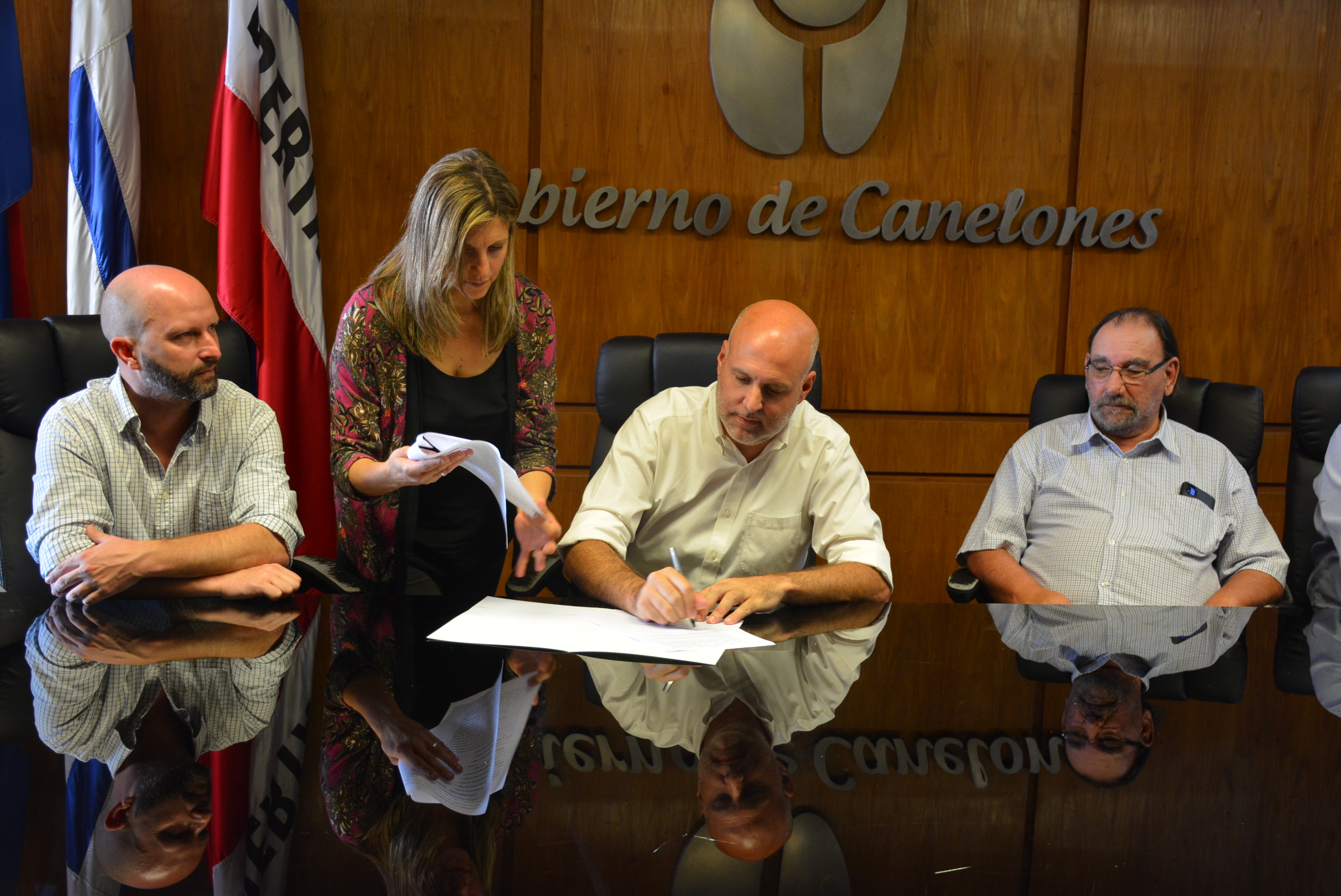 Director General de Cultura, Sergio Machín, Secretario General del Gobierno de Canelones, Dr. Esc. Francisco Legnani, Presidente de ACADEM, Tabaré Petronio, en la firma de convenio entre la Intendencia de Canelones y la Asociación de Músicos de Canelones