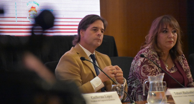 Presidente Luis Lacalle Pou junto a Ministra de Vivienda, Irene Moreira, en la presentación del programa de asentamientos AVANZAR