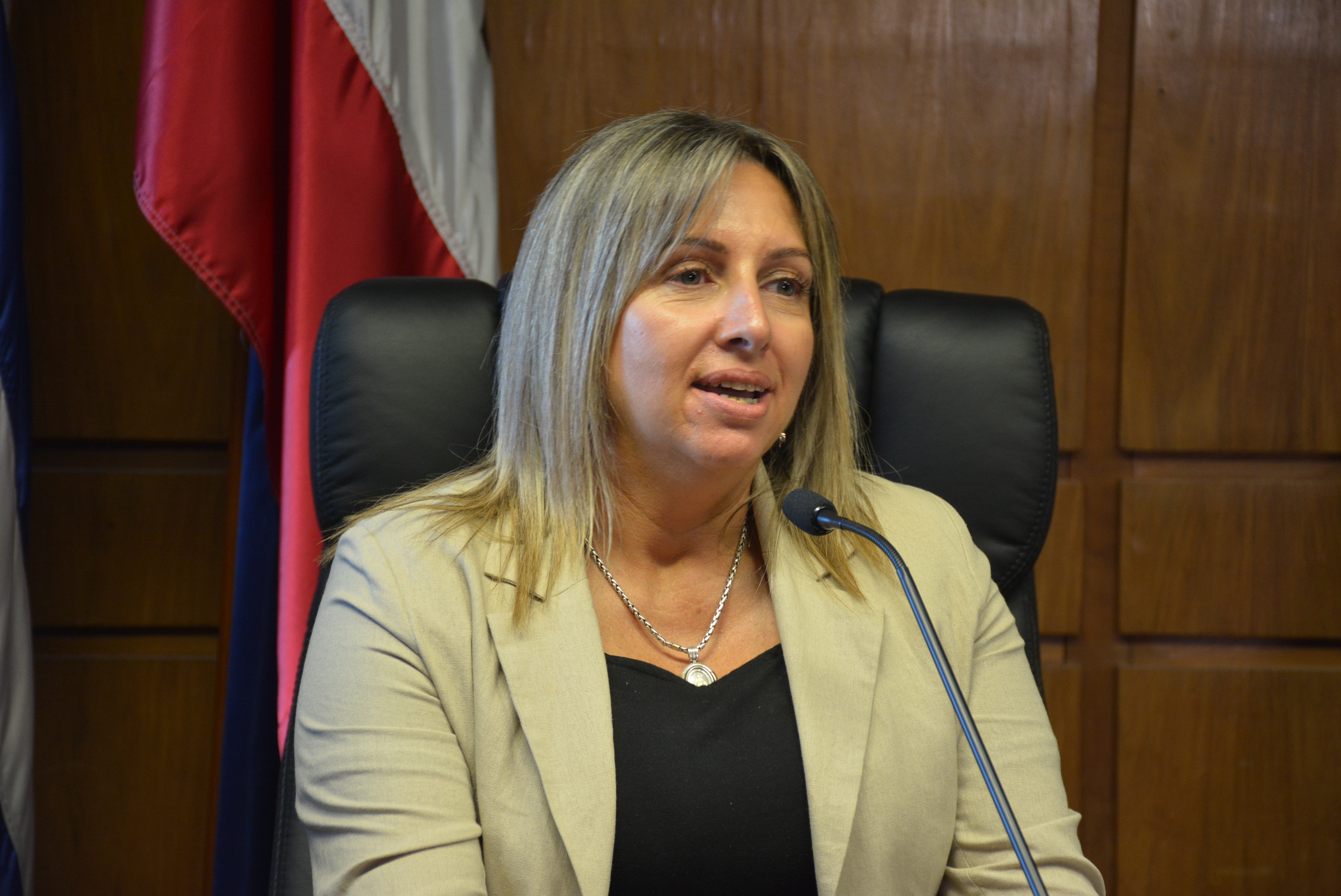 Presidenta de Sindicato de Funcionarios Policiales de Montevideo-Uruguay, Patricia Rodríguez, en la firma de comodato entre el Gobierno Departamental y el sindicato.
