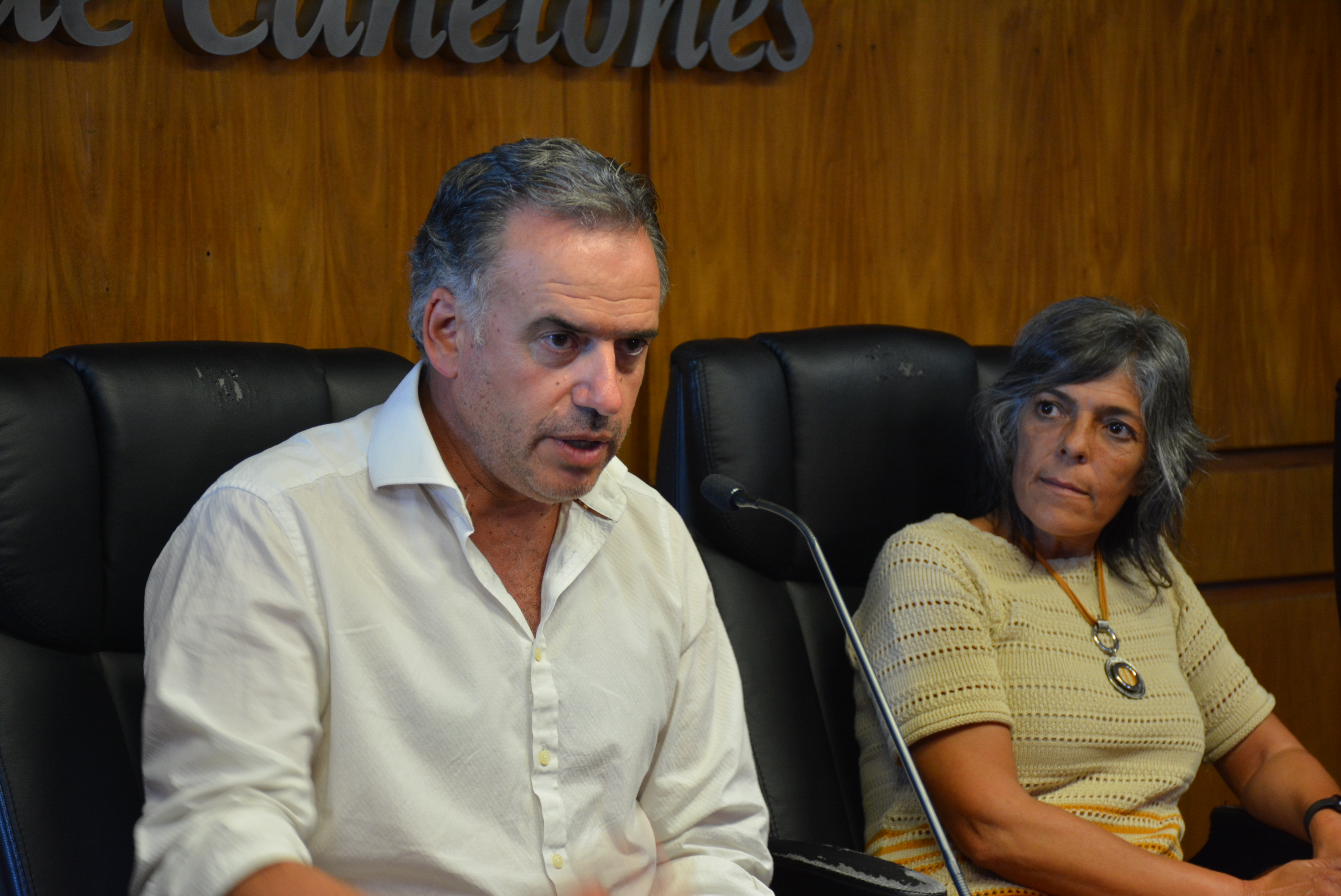Intendente de Canelones, Prof. Yamandú Orsi, la Secretaria General en funciones del Gobierno de Canelones, Lic. Silvana Nieves, en la firma de comodato entre el Gobierno Departamental y el sindicato.