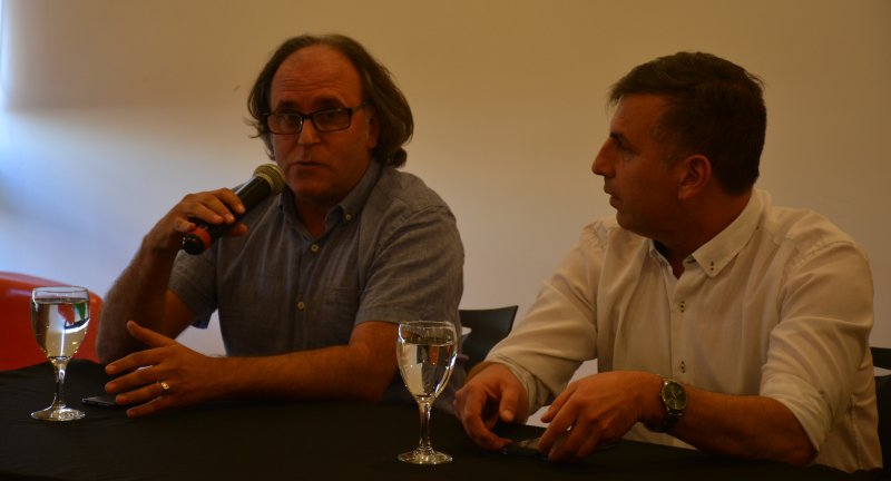 Director de Descentralización, Mauricio Chiesa, y el Director General de  Descentralización, Ruben Moreno, en el lanzamiento de los Fondos Participativos Municipales en la Sala Beto Satragni del Complejo Cultural Politeama.