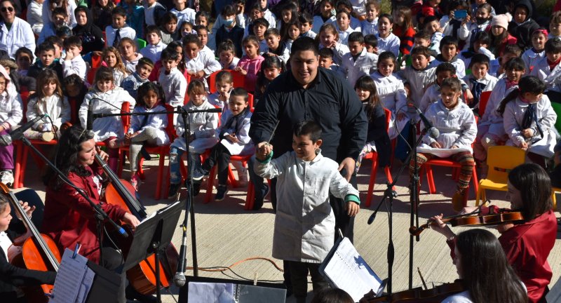 Alumno de Escuela N° 315 actúa en el rol de Director de Orquesta.
