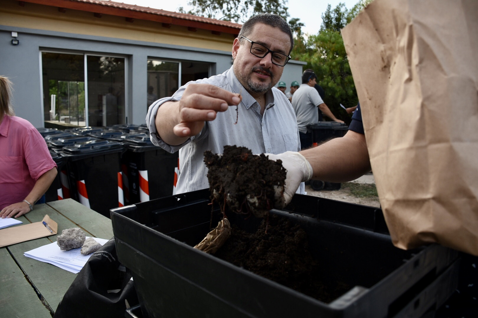 El Director General de Gestión Ambiental, Leonardo Herou, en la entrega de contenedores y composteras en Empalme Olmos