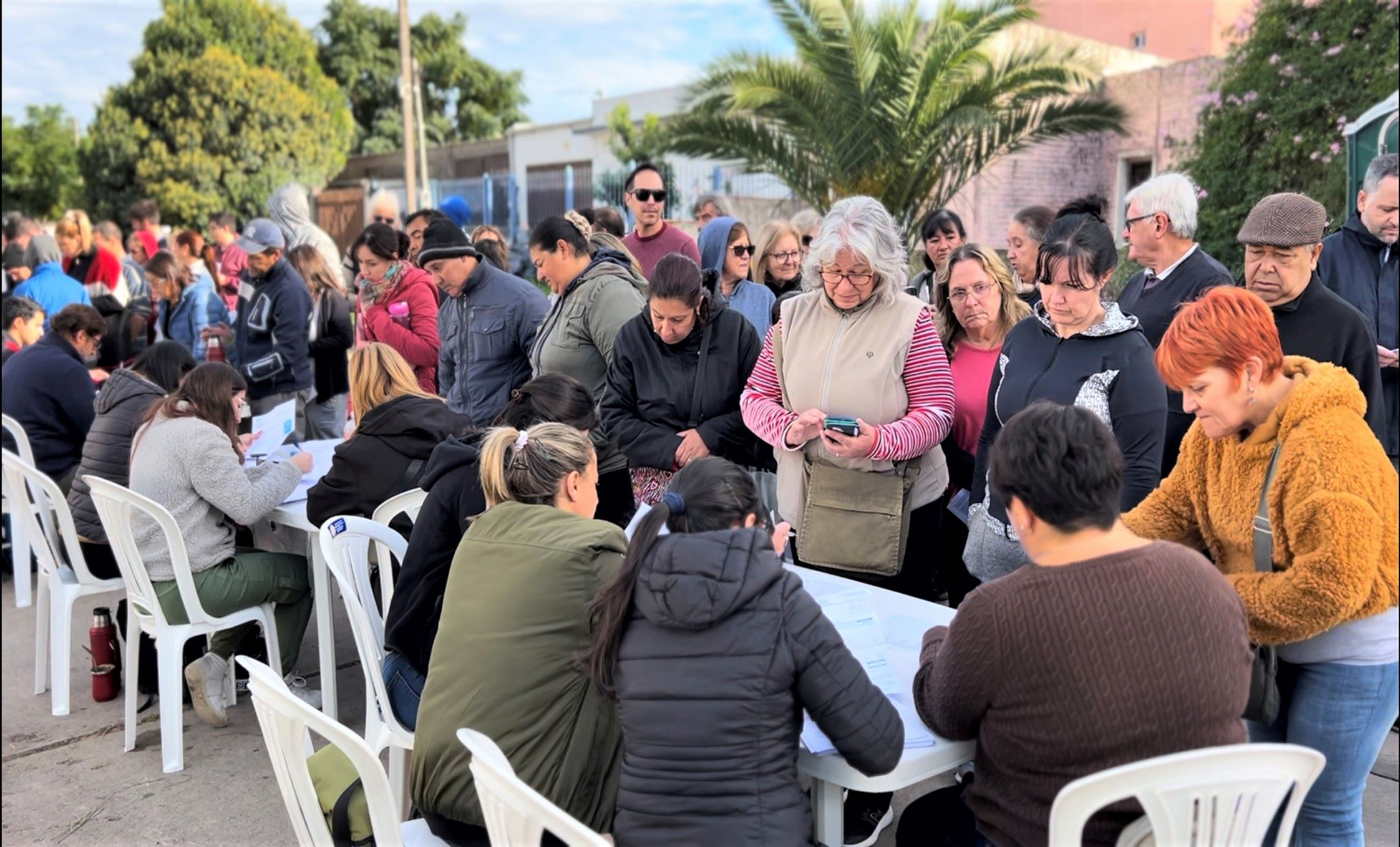 Entrega de contenedores a 1350 familias del barrio Ansina en Las Piedras