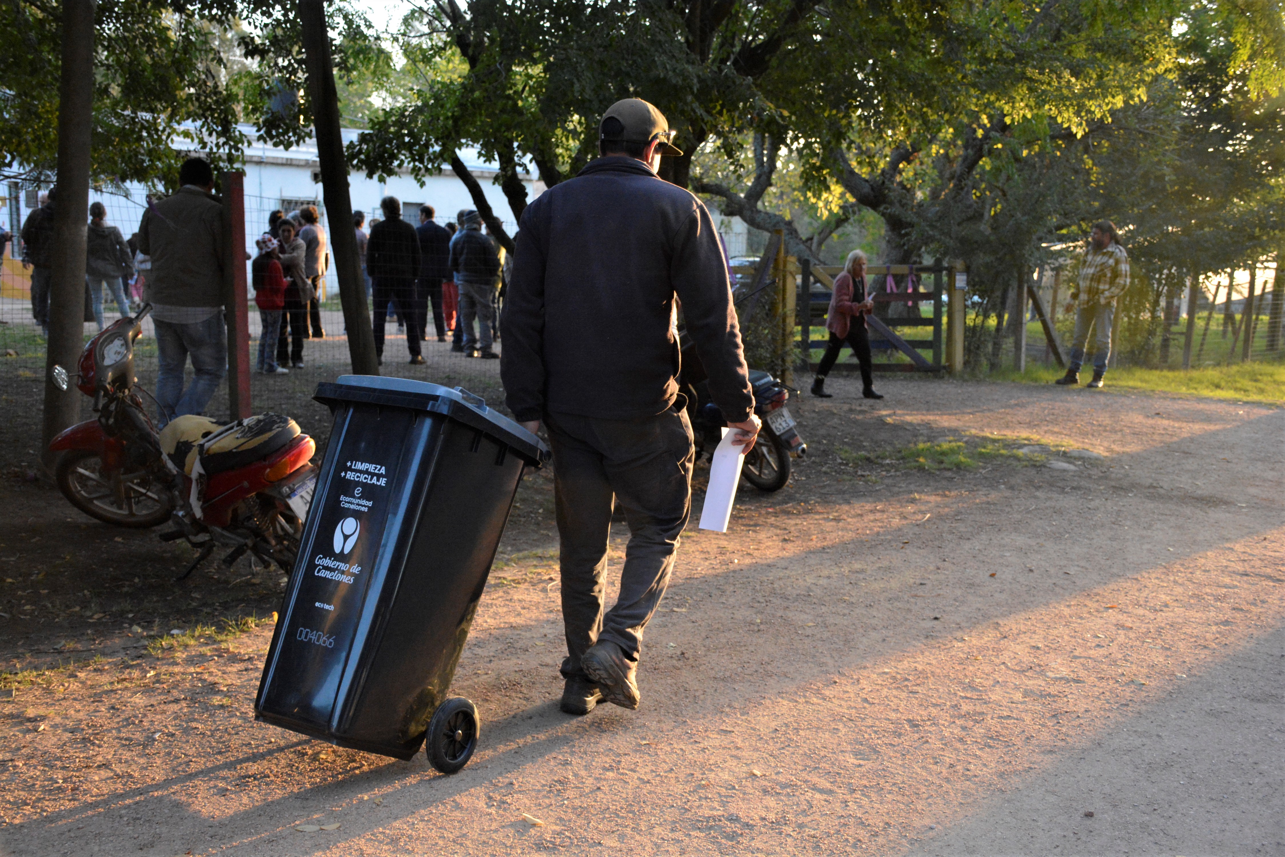 Entrega de contenedores a  400 familias de Camino Perugorria y ruta 48 entre Las Piedras y La Paz