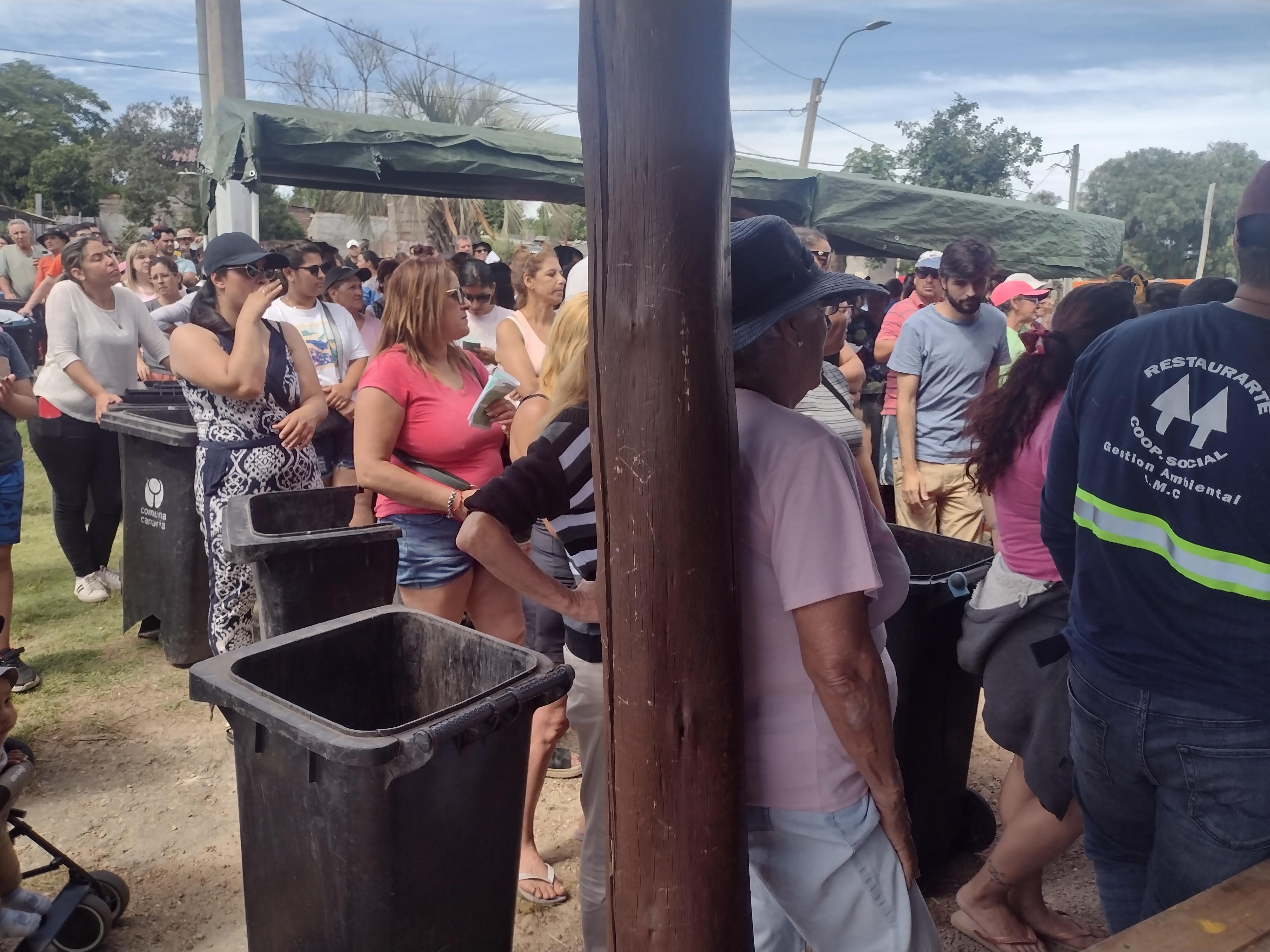 Entrega de contenedores y composteras en el Municipio Nicolich
