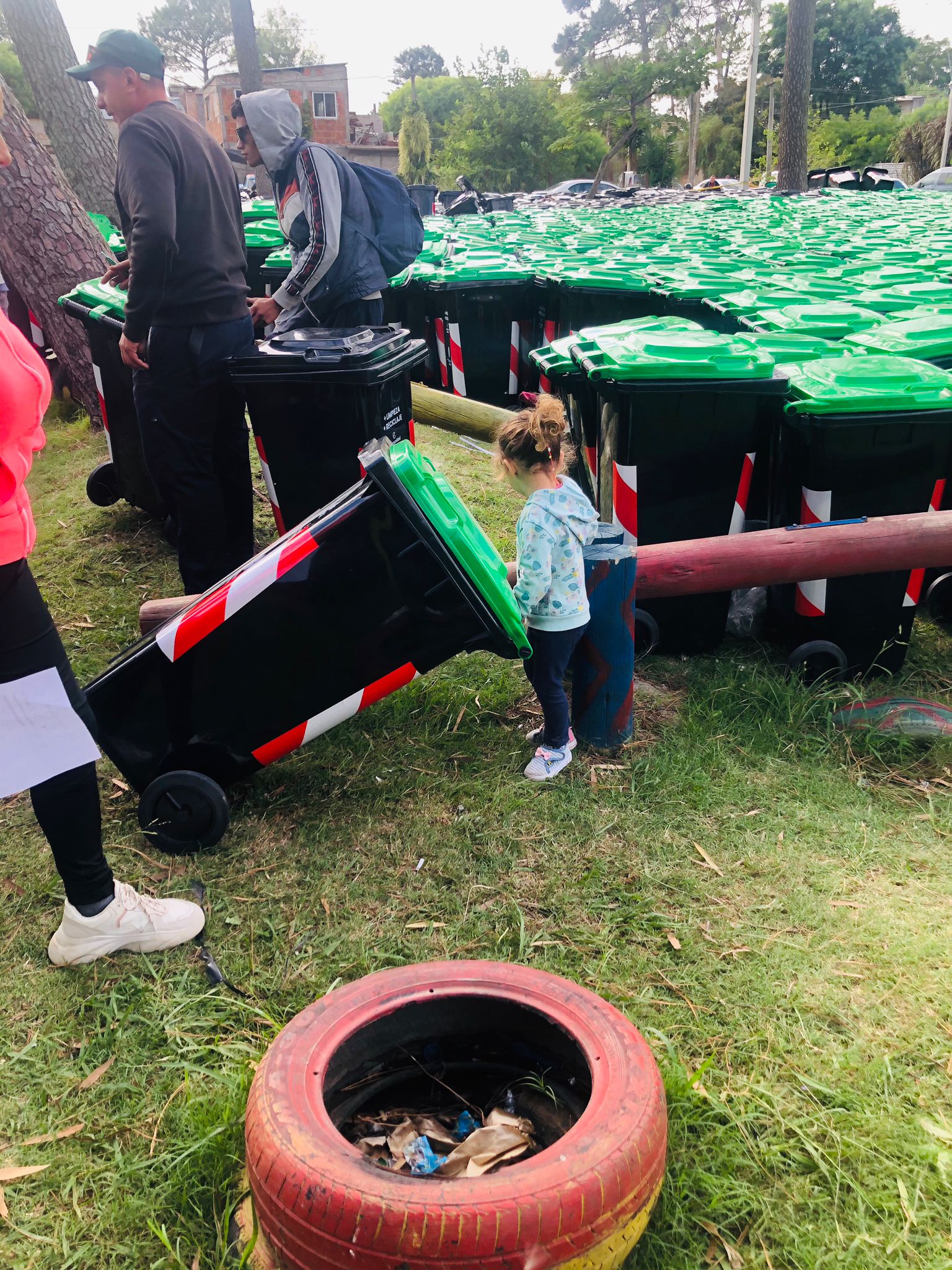 Familias de Pinar Norte recibieron equipamiento para reciclar y compostar en sus hogares