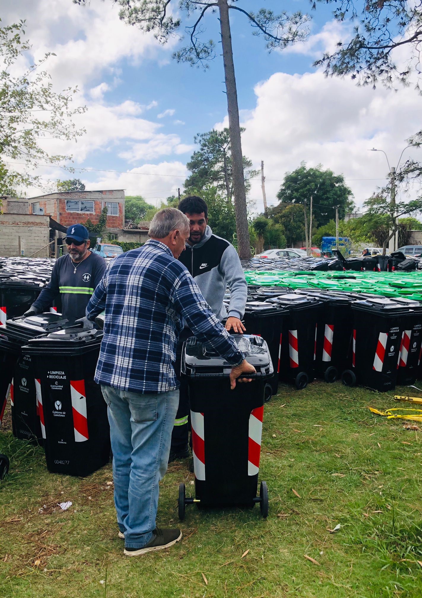 Familias de Pinar Norte recibieron equipamiento para reciclar y compostar en sus hogares