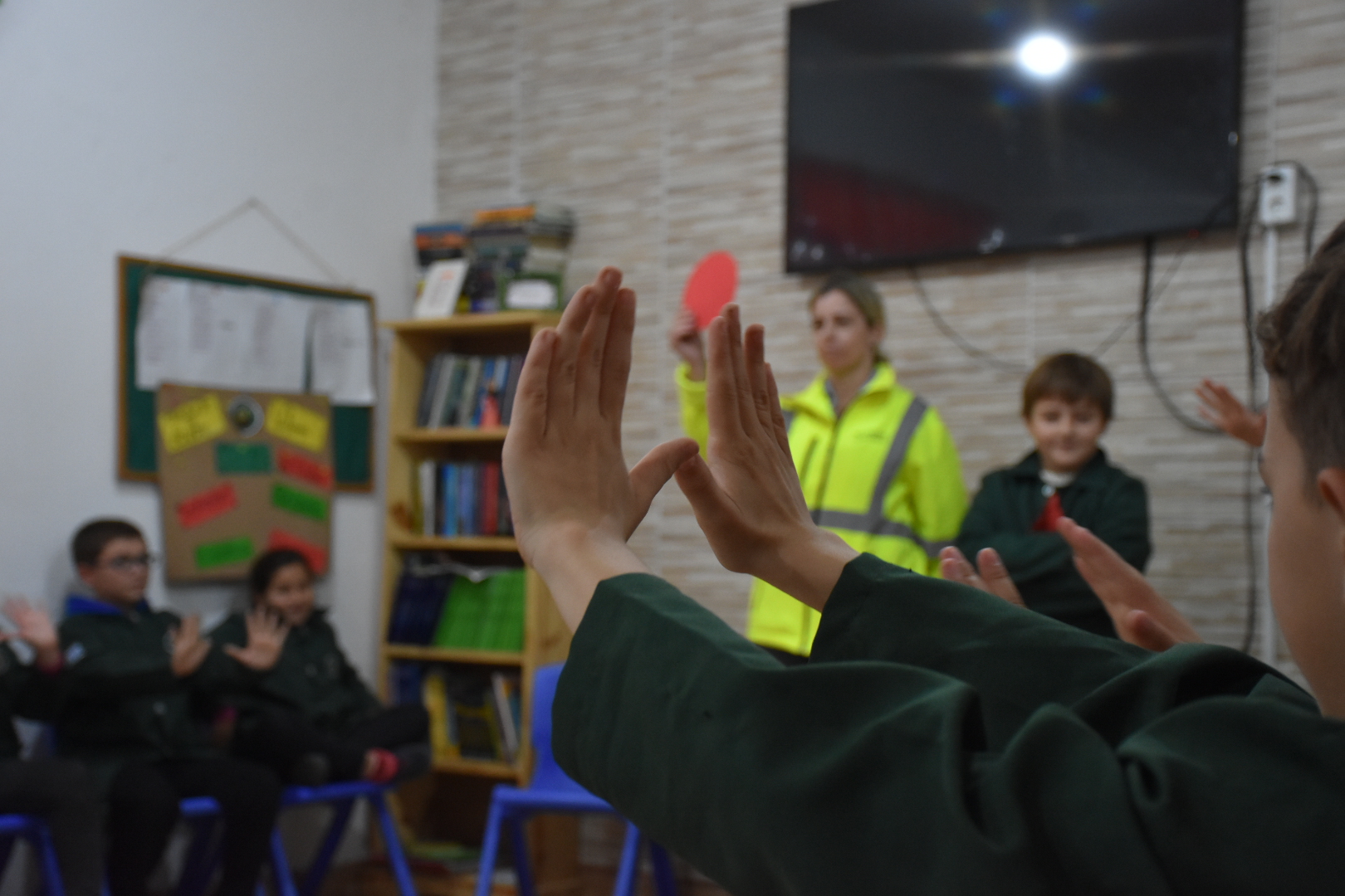 Estudiantes aprenden a través del juego normas de tránsito