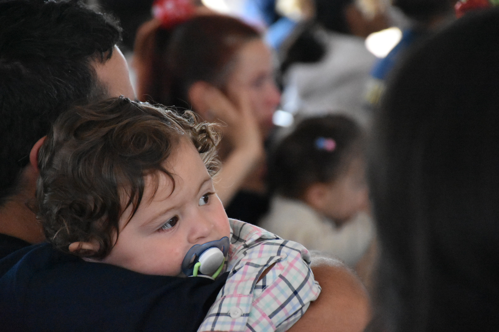 Familias presentes en la ceremonia de entrega de viviendas en Barros Blancos
