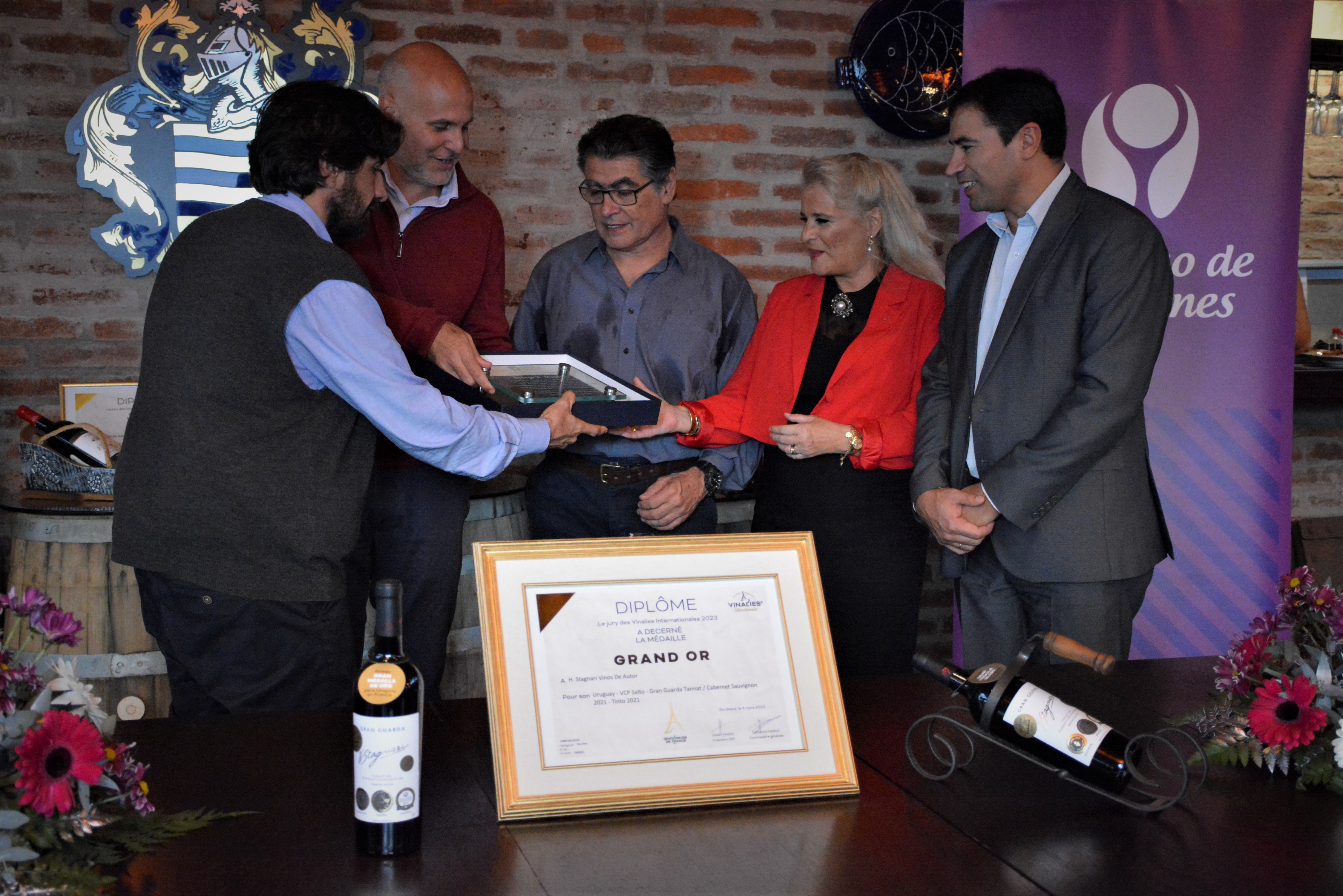 Gobierno de Canelones realizó un reconocimiento a la bodega H. Stagnari por la obtención de la medalla Grand Or en Francia