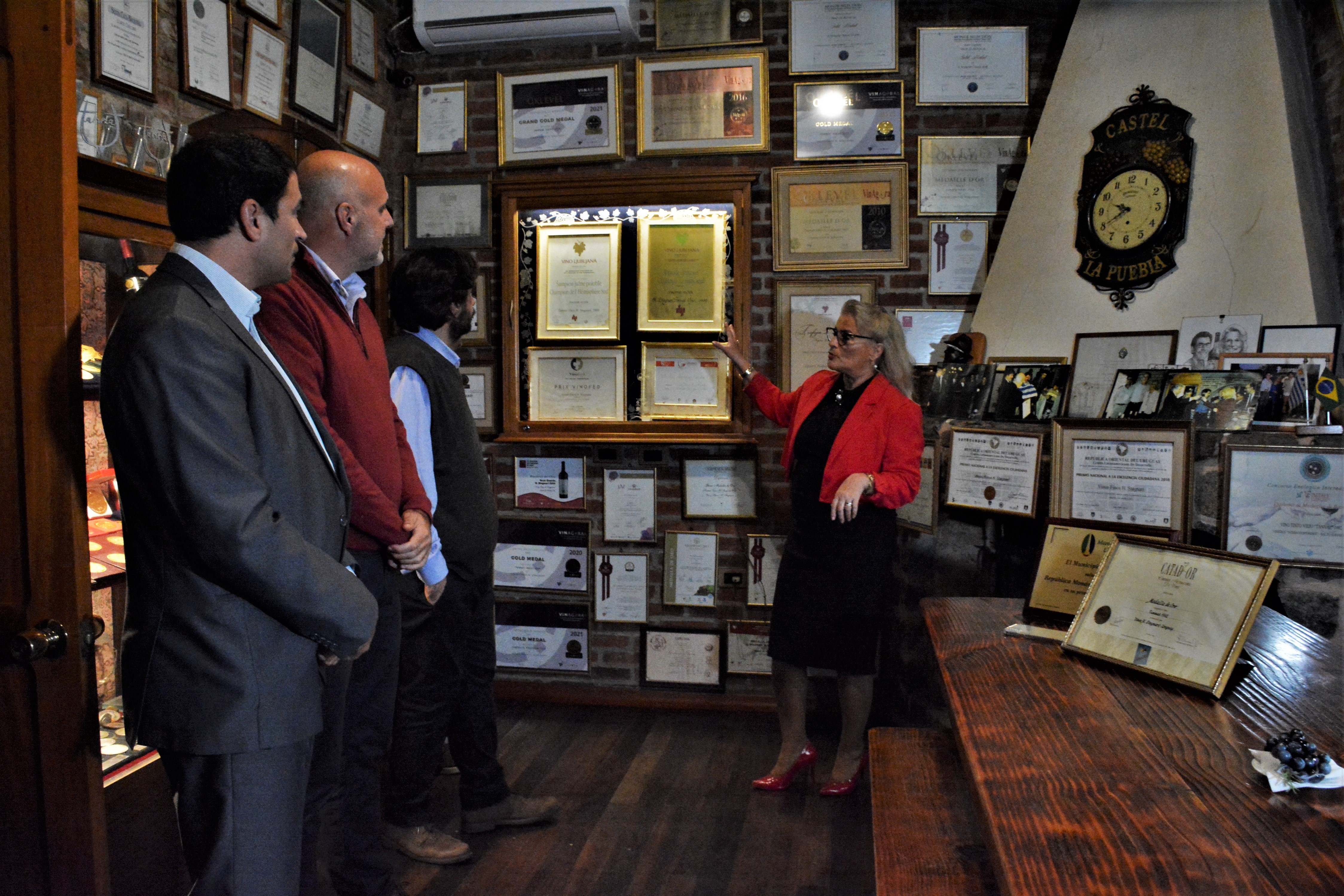 Gobierno de Canelones realizó un reconocimiento a la bodega H. Stagnari por la obtención de la medalla Grand Or en Francia