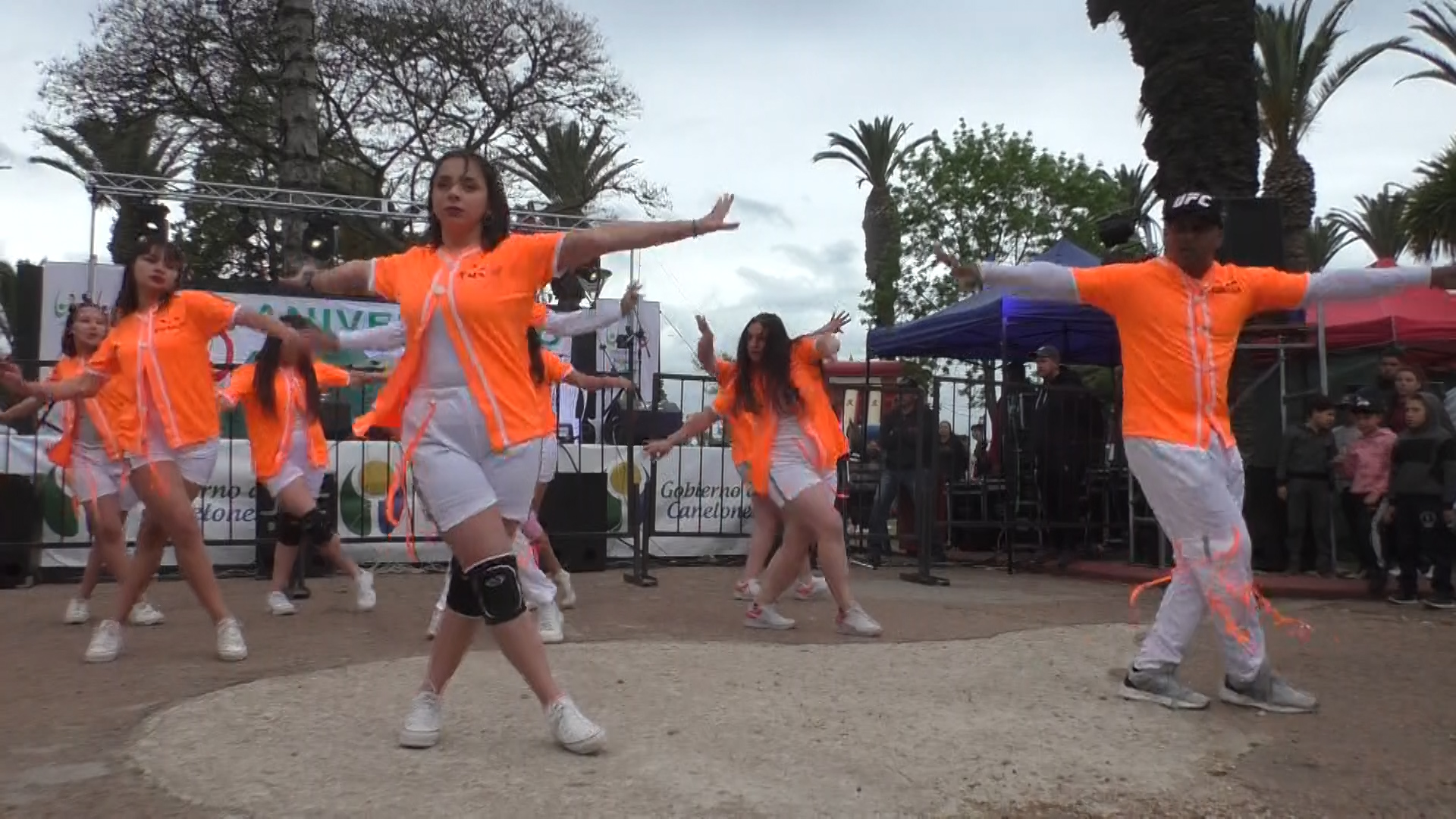 Grupo de danza urbana en el 140 aniversario de Suárez