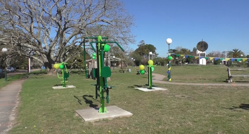 Instalación de aparatos de gimnasia en la plaza Gral. Líber Seregni de Costa Azul