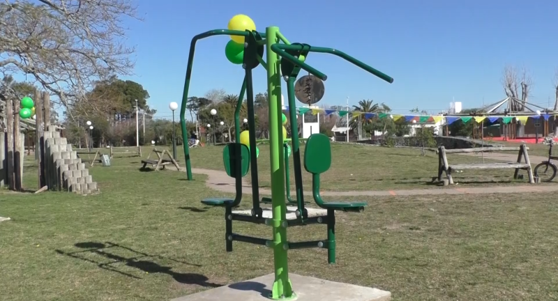 Instalación de aparatos de gimnasia en la plaza Gral. Líber Seregni de Costa Azul