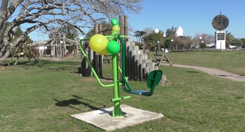 Instalación de aparatos de gimnasia en la plaza Gral. Líber Seregni de Costa Azul