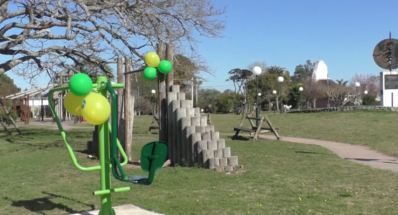 Instalación de aparatos de gimnasia en la plaza Gral. Líber Seregni de Costa Azul