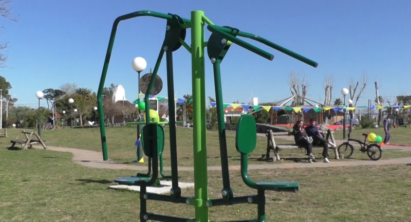 Instalación de aparatos de gimnasia en la plaza Gral. Líber Seregni de Costa Azul