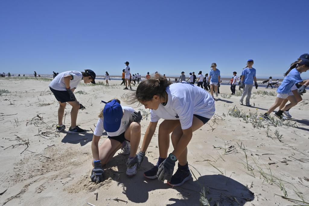 Se realizó una jornada de limpieza de playas en Paso Carrasco