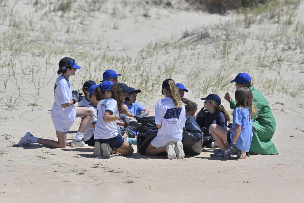 Se realizó una jornada de limpieza de playas en Paso Carrasco