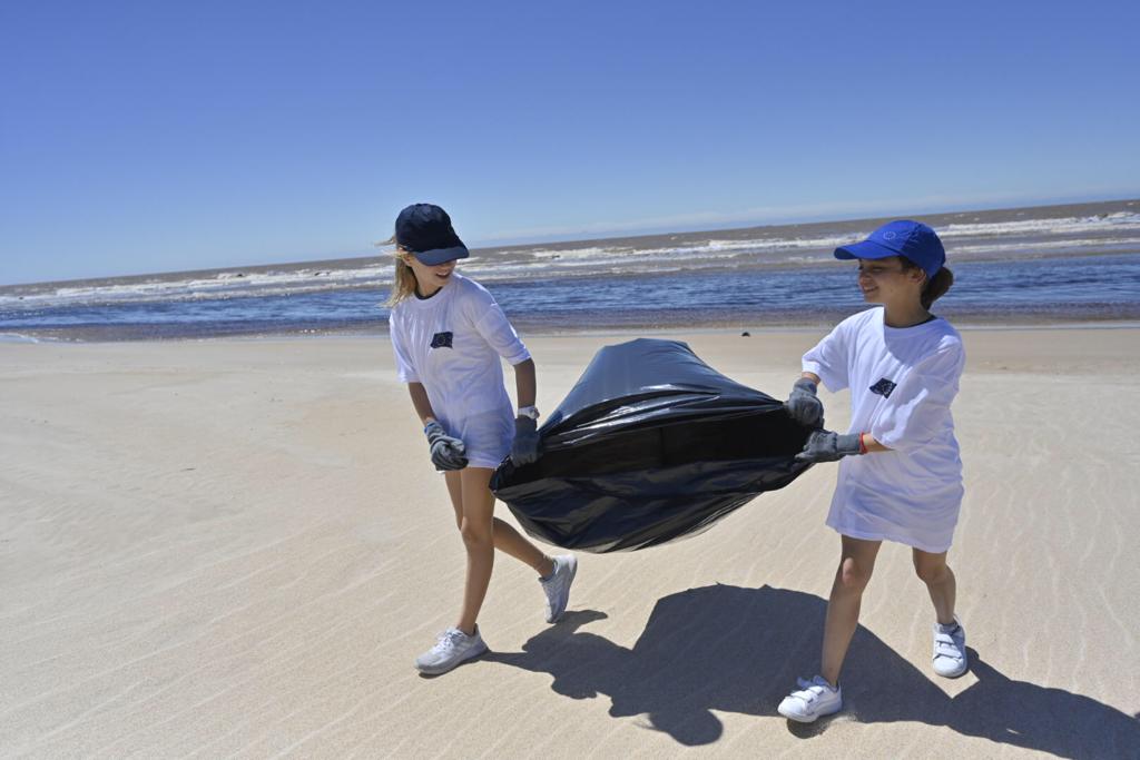 Se realizó una jornada de limpieza de playas en Paso Carrasco