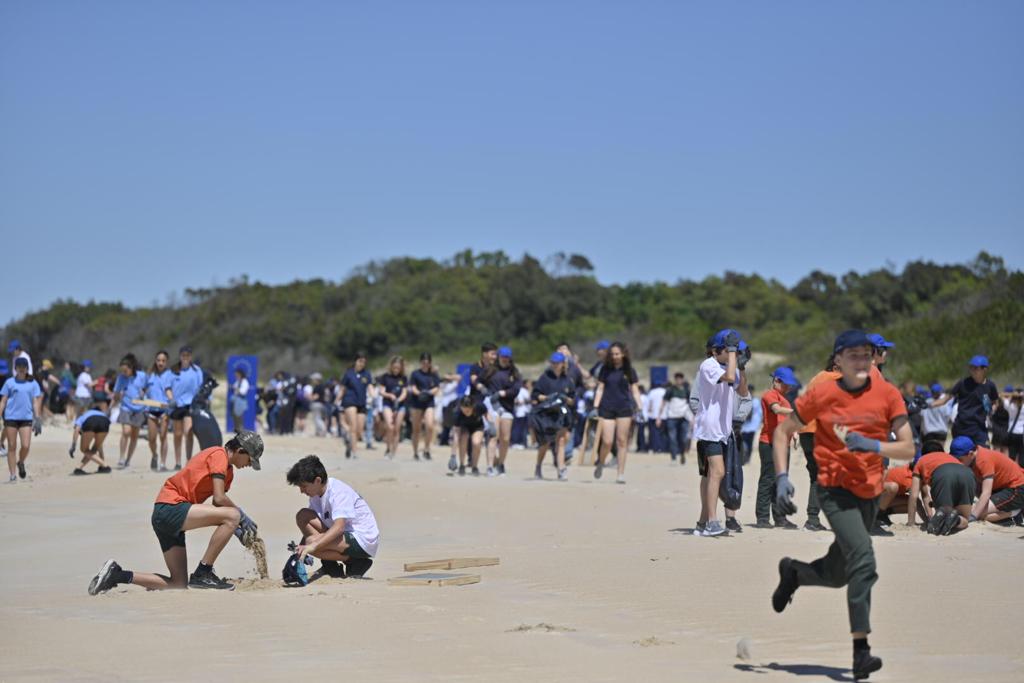 Se realizó una jornada de limpieza de playas en Paso Carrasco