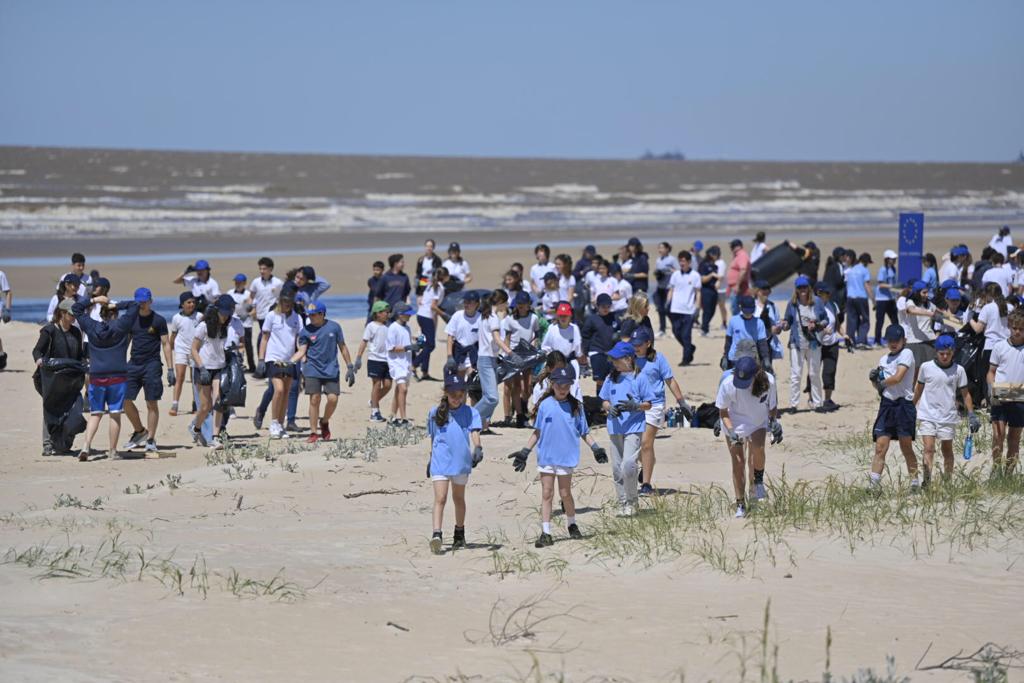 Se realizó una jornada de limpieza de playas en Paso Carrasco