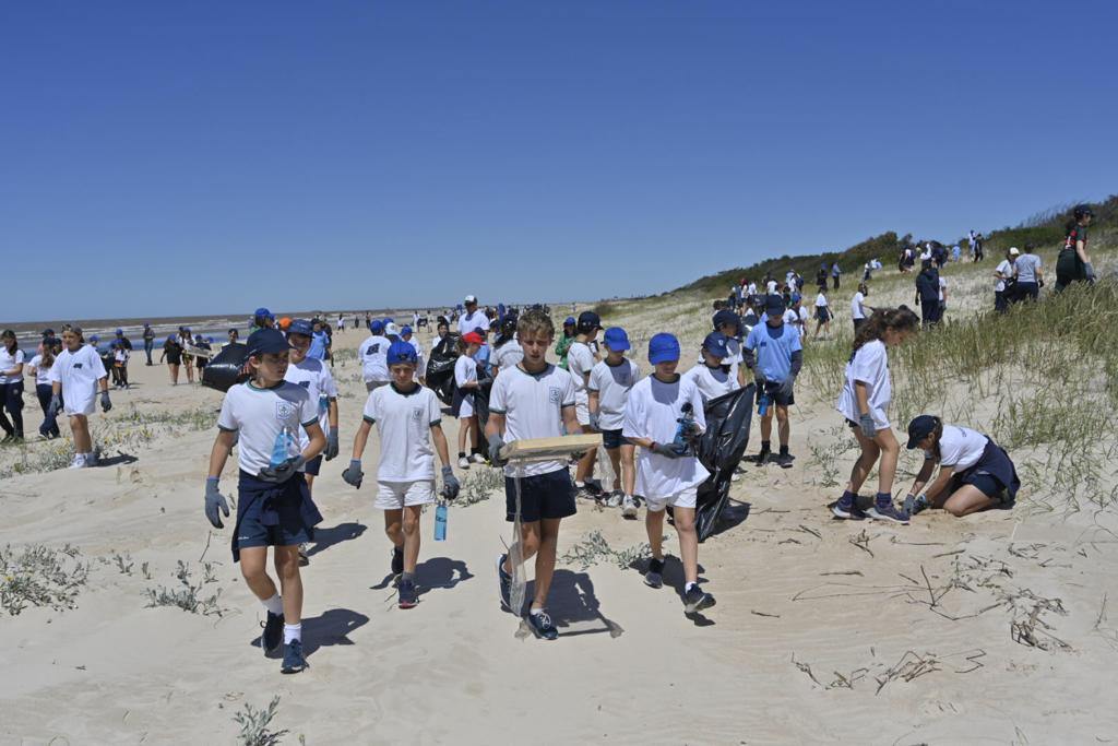 Se realizó una jornada de limpieza de playas en Paso Carrasco