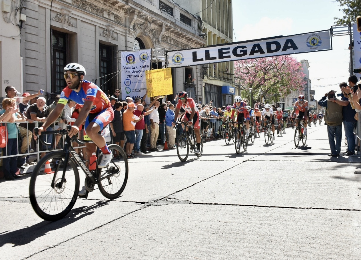 Vuelta Ciclista 2023: llegada de la primera etapa y podio en ciudad de Canelones