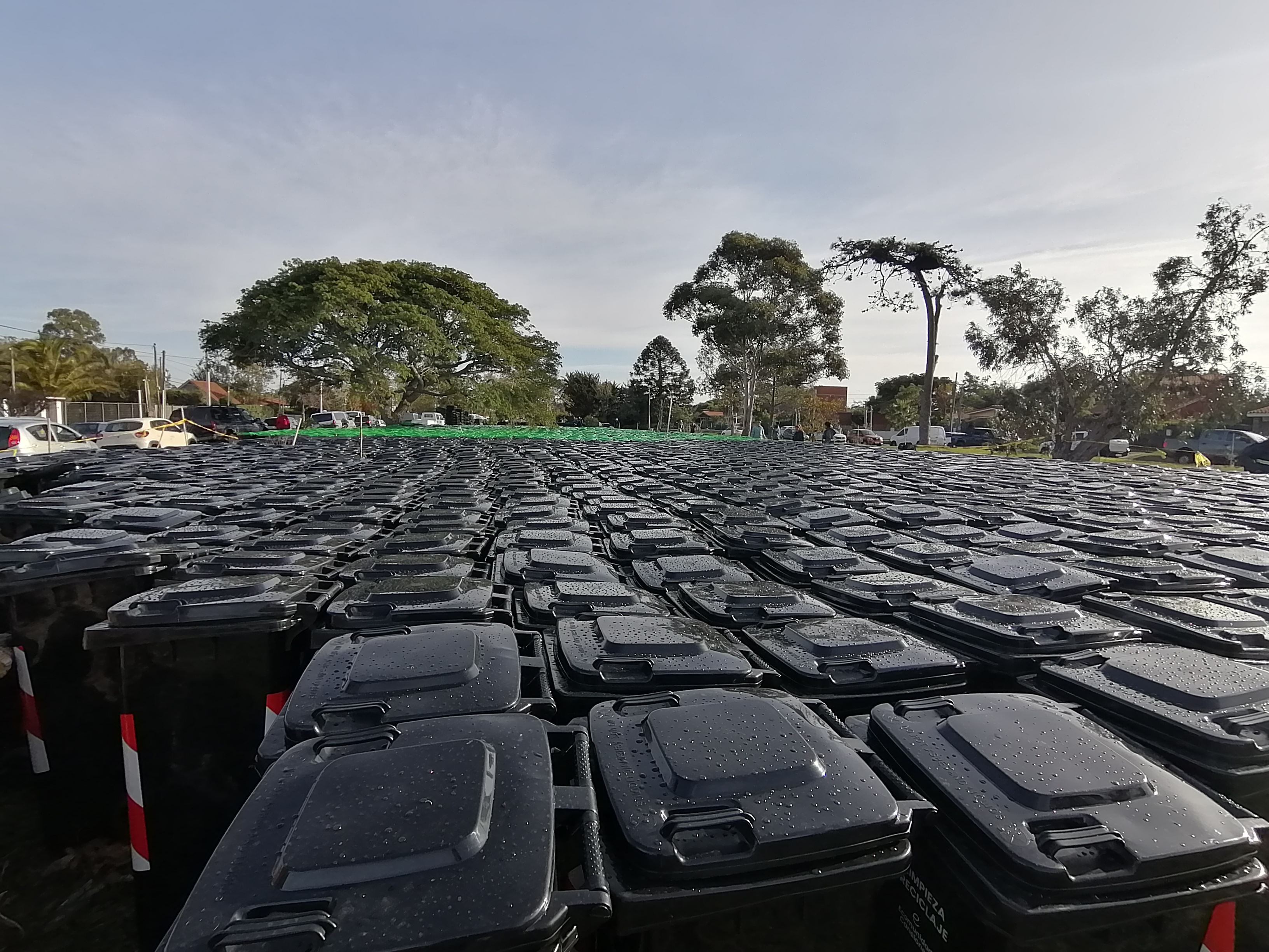 Familias de Lagomar recibieron equipamiento de clasificación de residuos