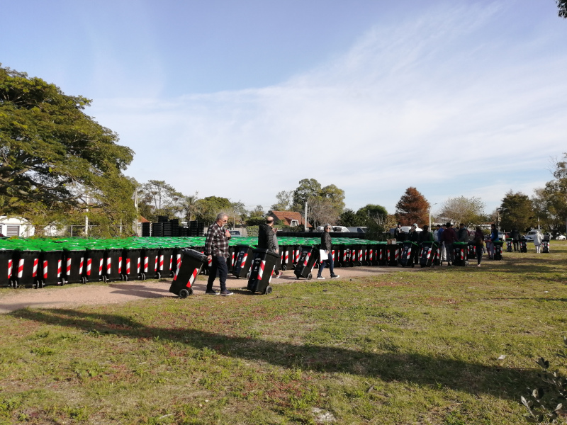 Familias de Lagomar recibieron equipamiento de clasificación de residuos