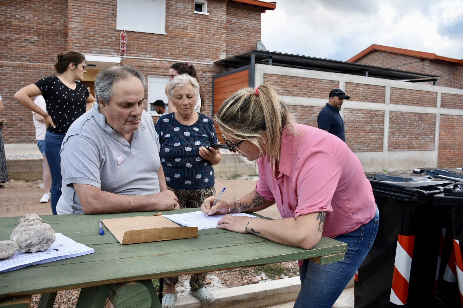 Entrega de contenedores y composteras en Empalme Olmos