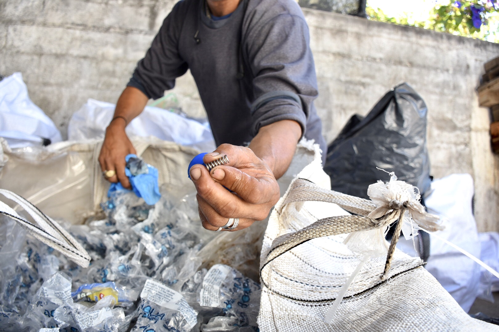 Recorrida de autoridades por punto de reciclaje en Solymar Norte, Ciudad de la Costa.