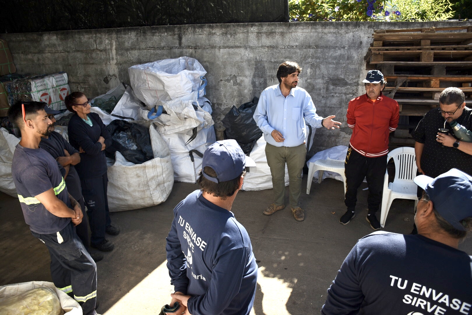 Recorrida de autoridades por punto de reciclaje en Solymar Norte, Ciudad de la Costa.