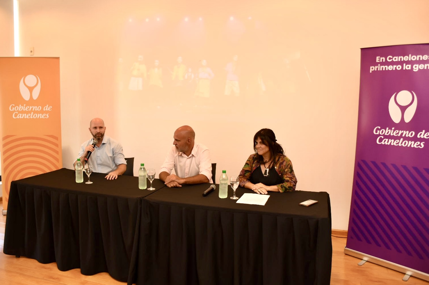 De izq. a der.: Director General de Cultura del Gobierno de Canelones, Sergio Machín, Secretario General de la Intendencia de Canelones, Dr. Esc. Francisco Legnani, y la Responsable del Complejo Cultural Politeama - Teatro Atahualpa del Cioppo, Andrea Sica, en el lanzamiento de actividades de la temporada 2023 del Complejo Cultural Politeama