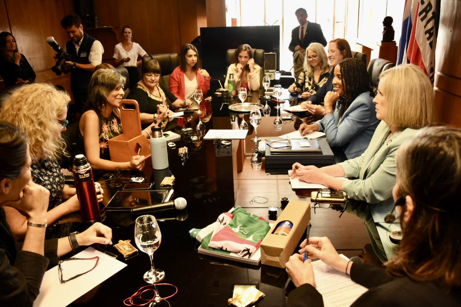 Reunión entre las mujeres lideresas que integran el equipo de gobierno de Canelones y el del condado de Loudoun