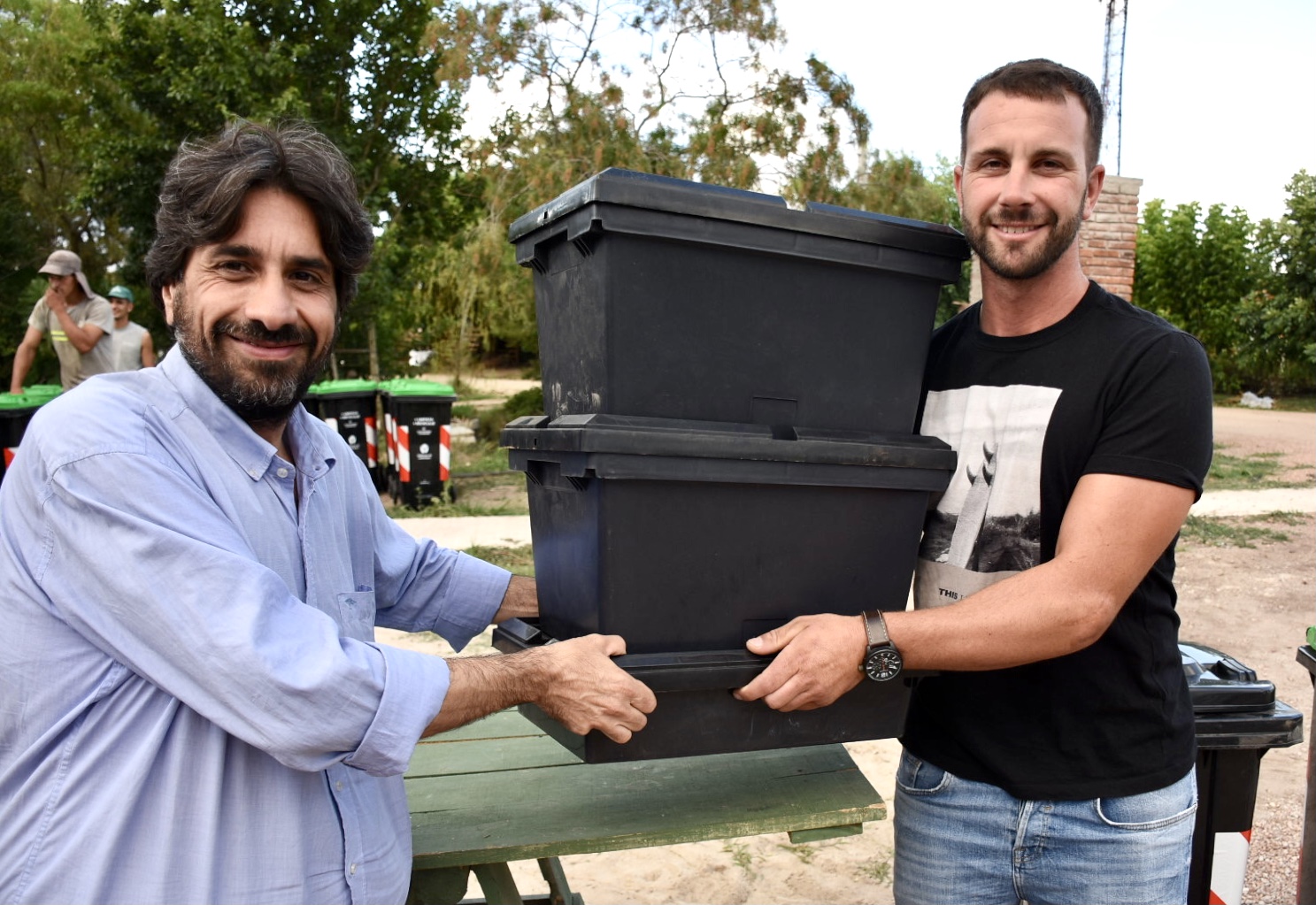 Intendente interino de Canelones, Marcelo Metediera, y vecino de Empalme Olmos en la entrega de contenedores y composteras