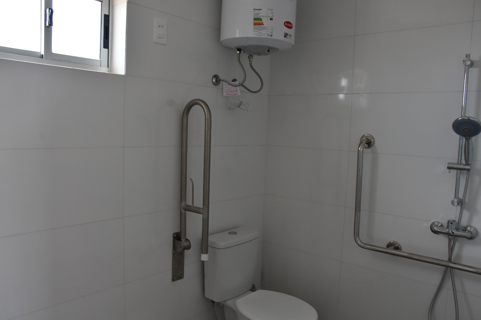 Interior vivienda entregada en Grito de Asencio con baño adaptado