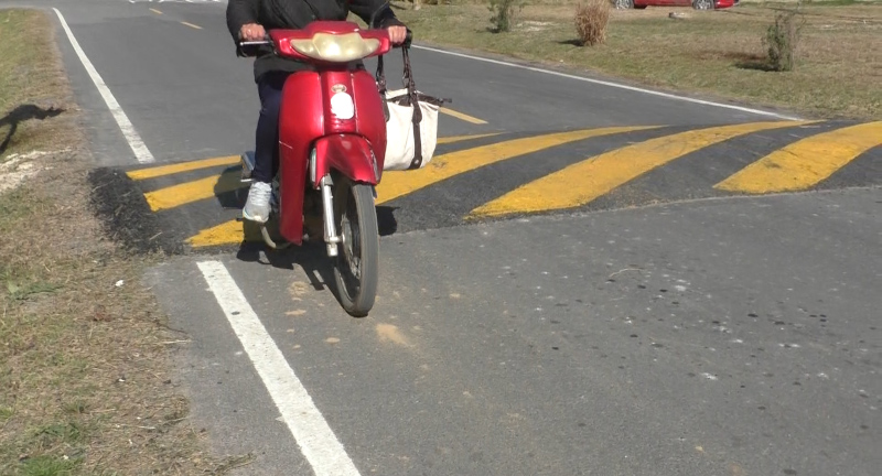 Se colocaron lomos de burro para controlar la velocidad en una peligrosa zona de La Floresta 