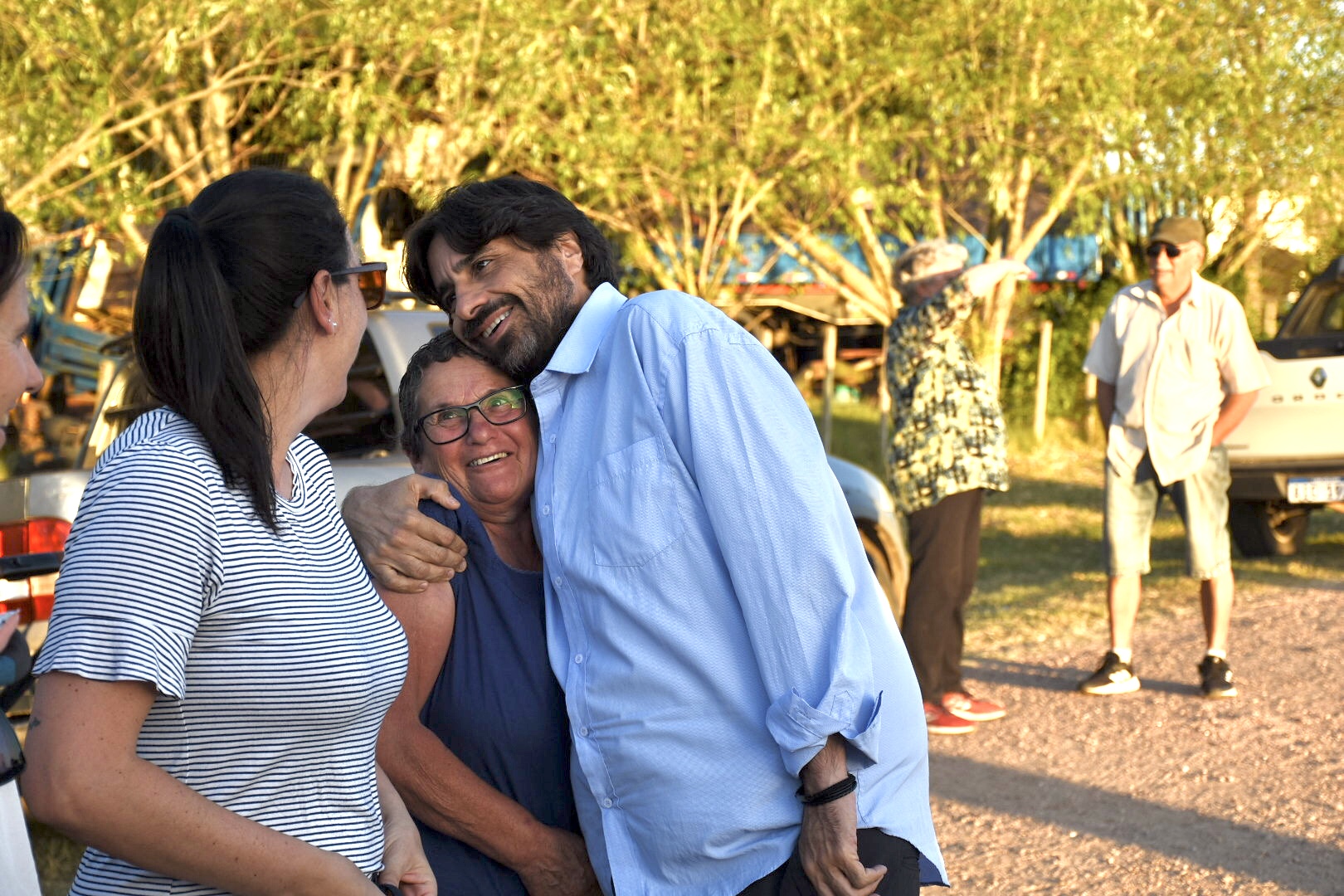 Marcelo Metediera, Intendente en funciones de Canelones, junto a vecinas de Santa Rosa en la inauguración del Parque Gulla.