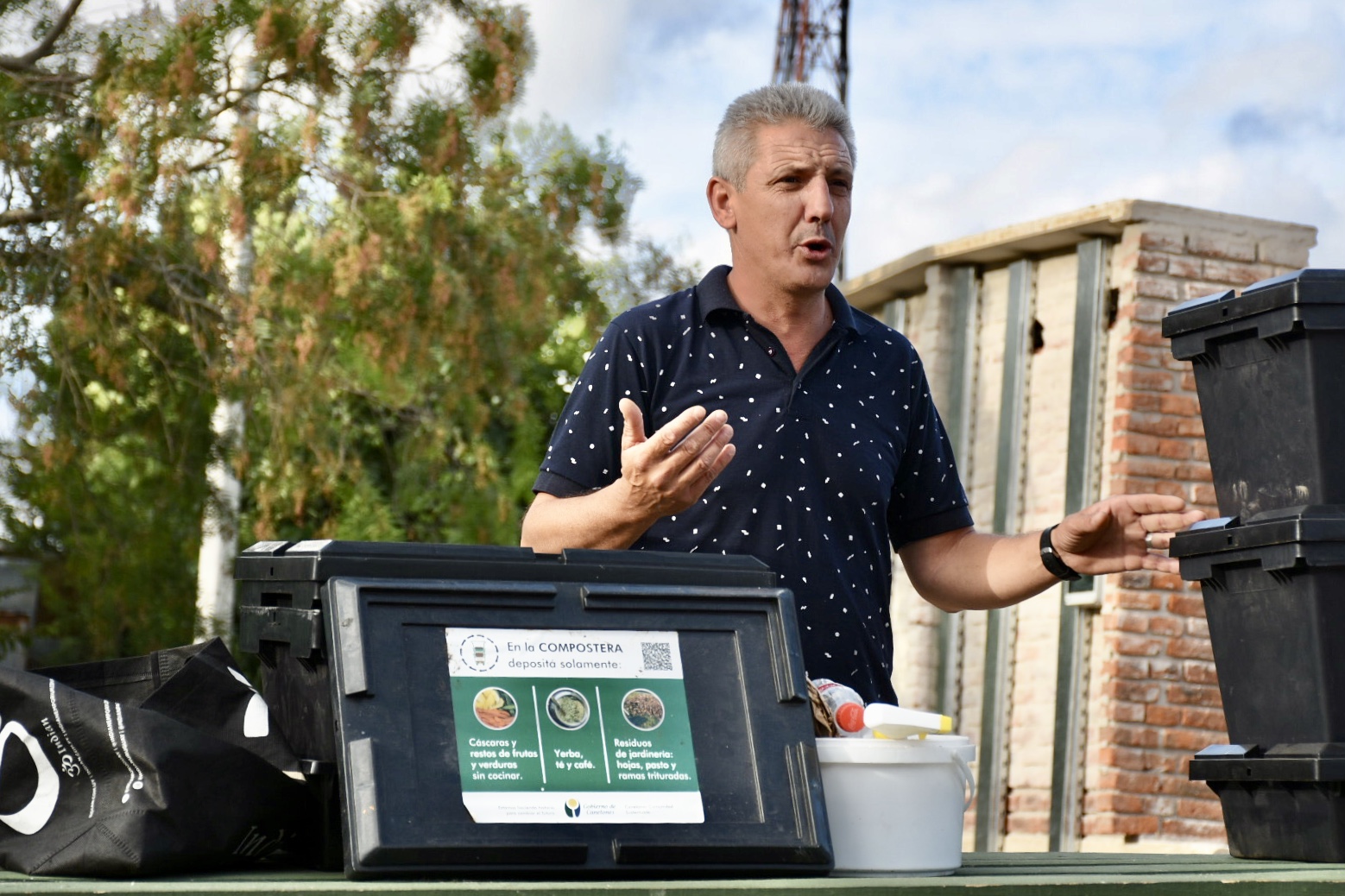 Nicolás Rodríguez, técnico de Gestión Ambiental, en la entrega de contenedores y composteras en Empalme Olmos.