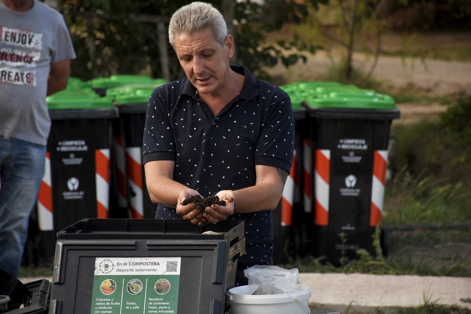 Nicolás Rodríguez, técnico de Gestión Ambiental, en la entrega de contenedores y composteras en Empalme Olmos